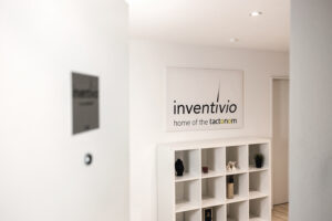 Im Eingang unseres Büro sieht man ein Schild mit dem Logo "Inventivio - Home of the Tactonom".